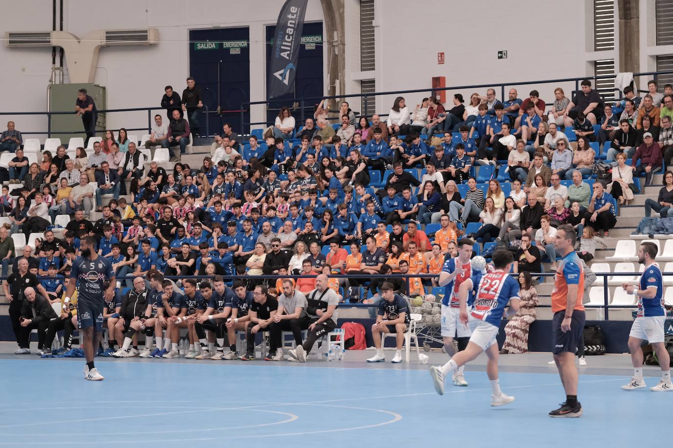 Una hoguera da la bienvenida a la nueva base de EasyJet en el aeropuerto de Alicante-Elche