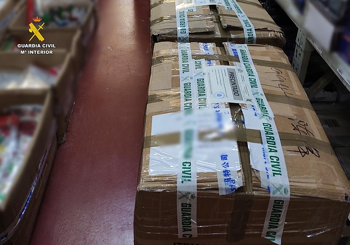 Algunos de los juguetes de contrabando decomisados por la Guardia Civil.