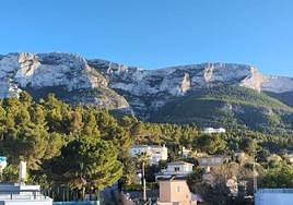 Aspecto que presentaba esta tarde el Montgó, donde el viento reinante ha impedido al helicóptero auxiliar a las excursionistas.