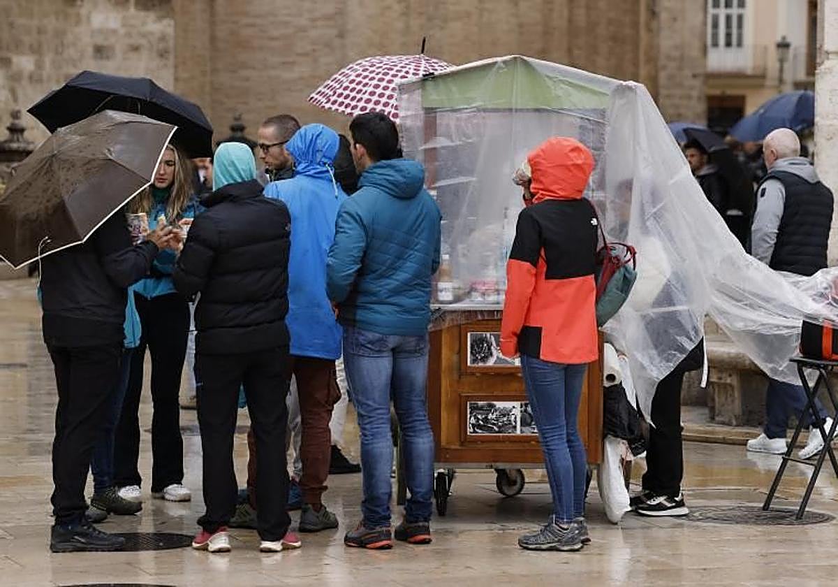 Personas con paraguas y chubasqueros en la última Semana Santa.