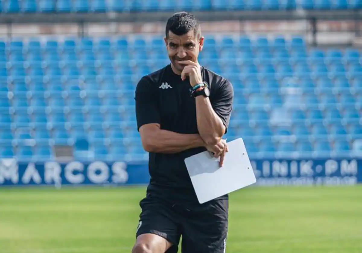 Imagen principal - Torrecilla: «Me da igual la fusión, el Hércules subirá en el césped»