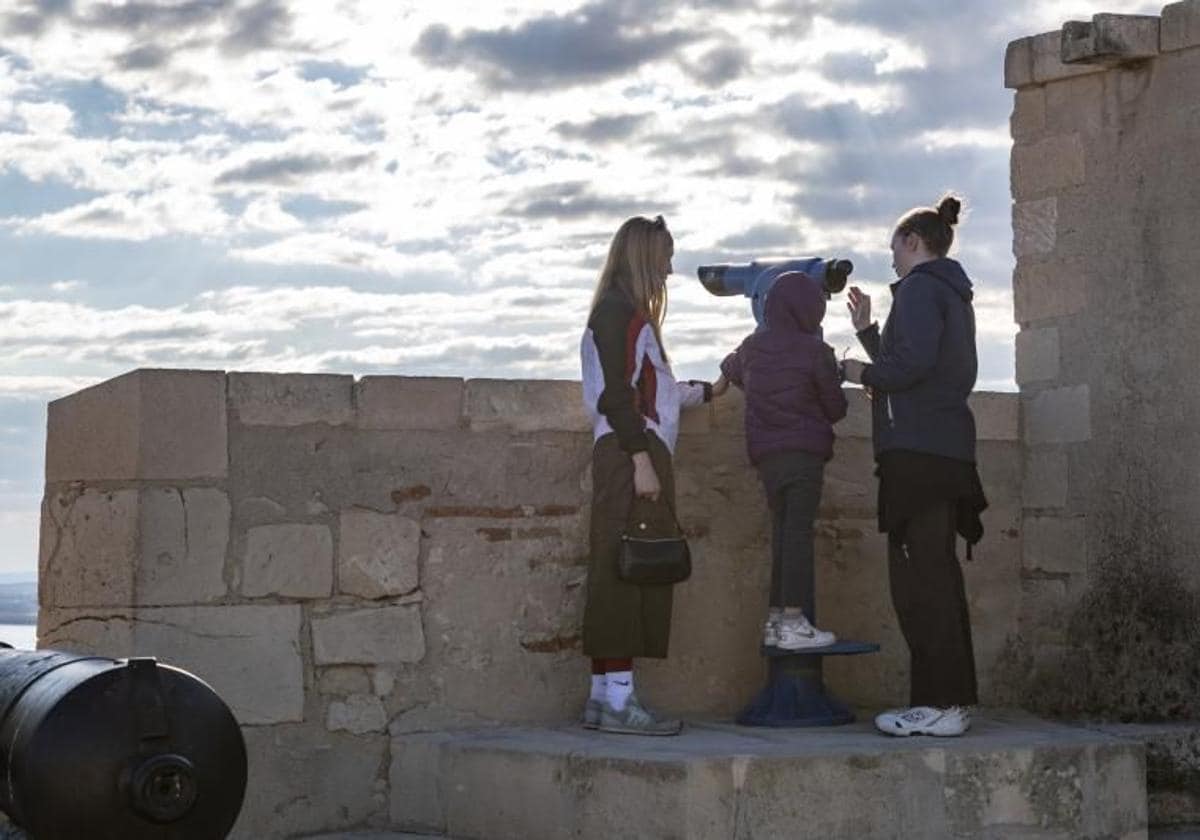 Alicante Reforzar La Seguridad Del Castillo De Santa B Rbara Tras La Ca Da Mortal De Una Mujer