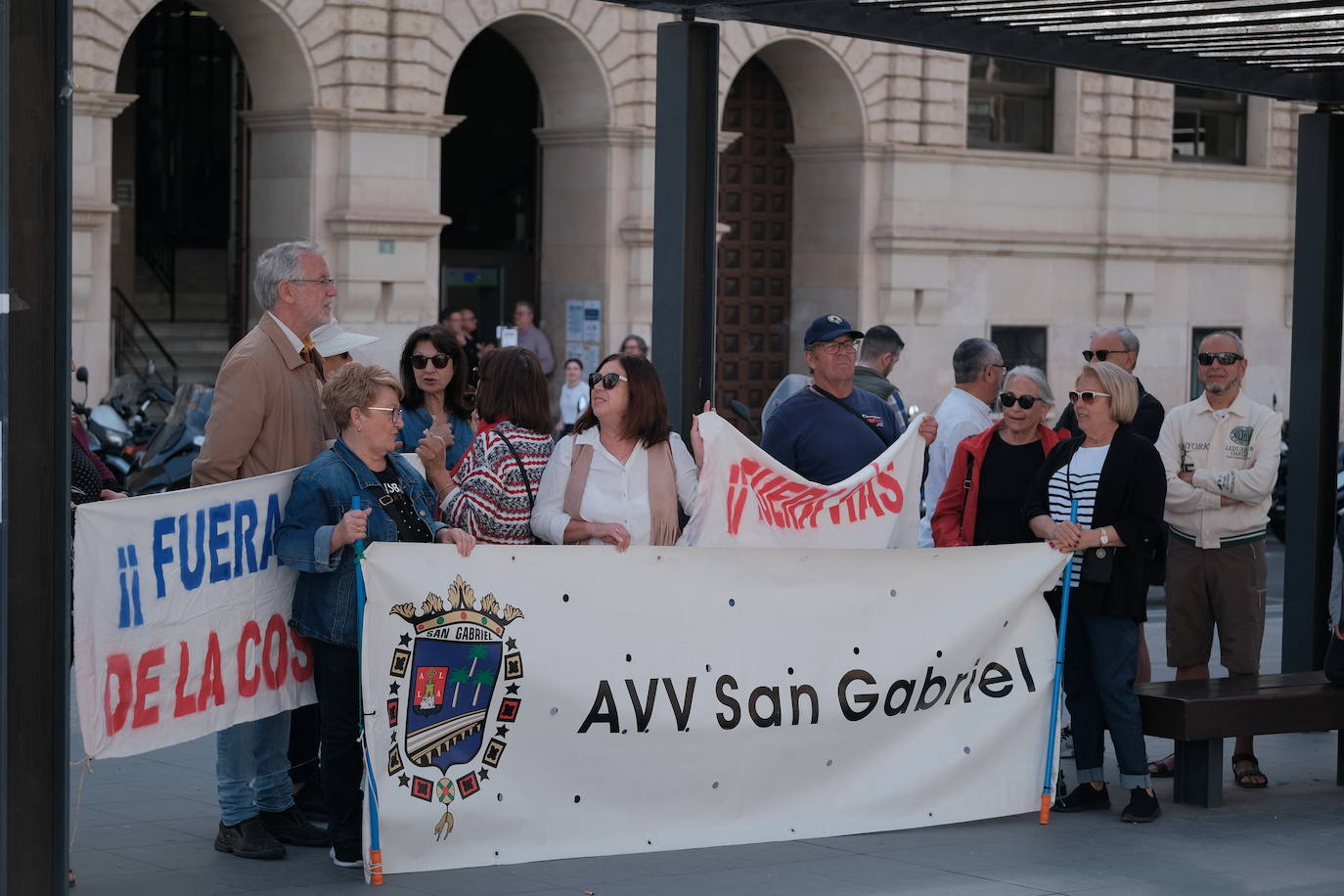 Los vecinos de San Gabriel reclaman la Variante de Torrellano frente a la Subdelegación