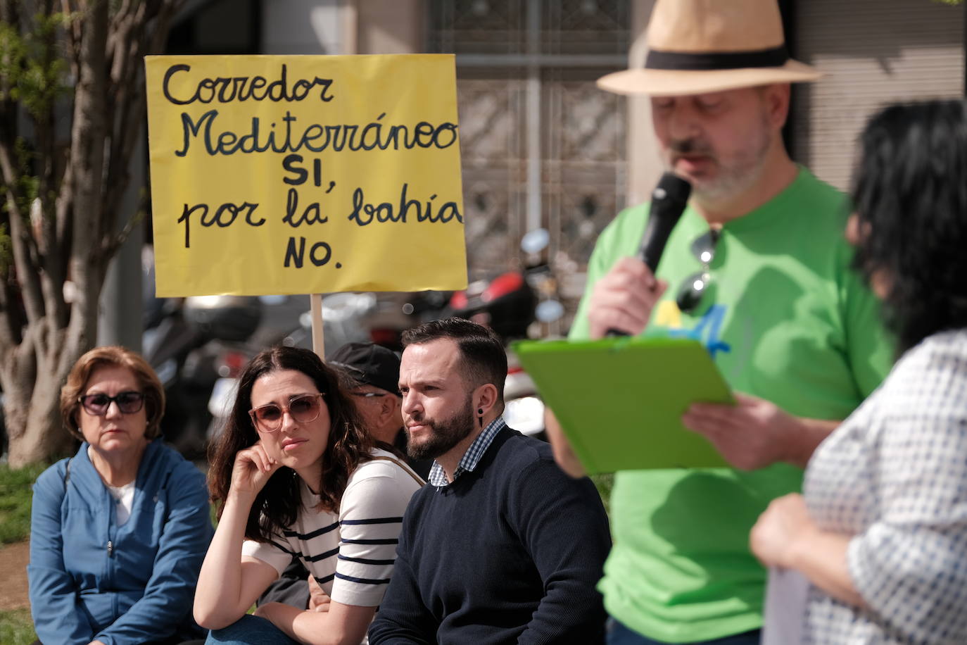 Los vecinos de San Gabriel reclaman la Variante de Torrellano frente a la Subdelegación