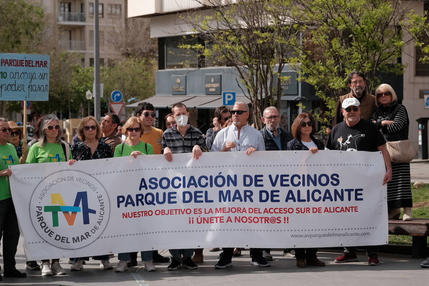 Los vecinos de San Gabriel reclaman la Variante de Torrellano frente a la Subdelegación