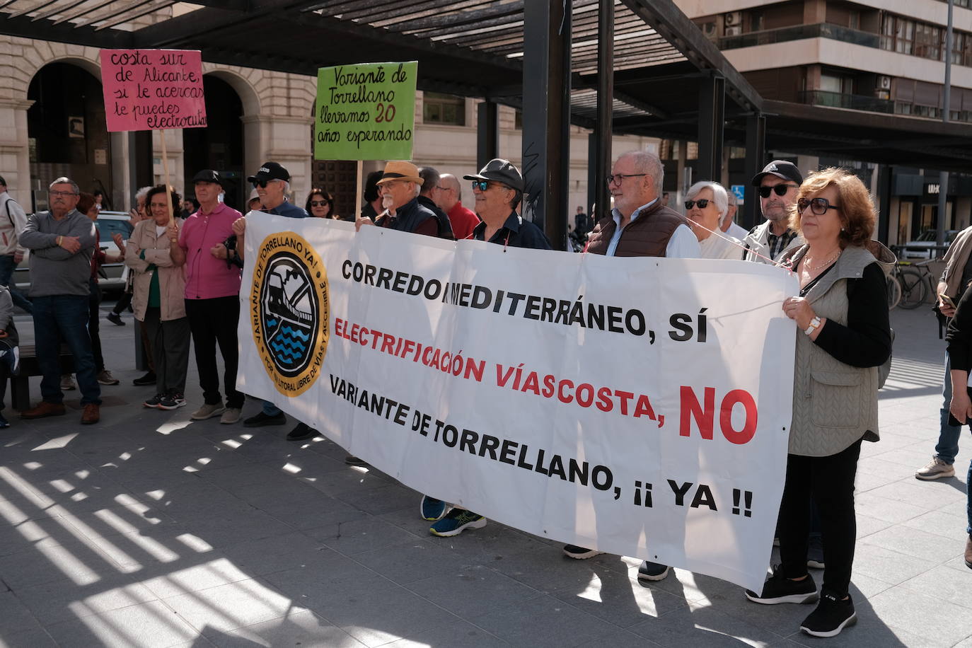 Los vecinos de San Gabriel reclaman la Variante de Torrellano frente a la Subdelegación