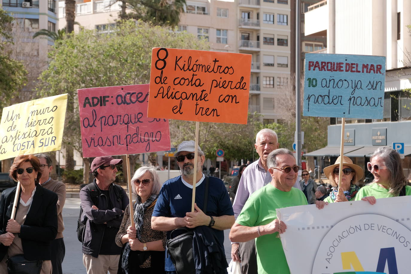 Los vecinos de San Gabriel reclaman la Variante de Torrellano frente a la Subdelegación