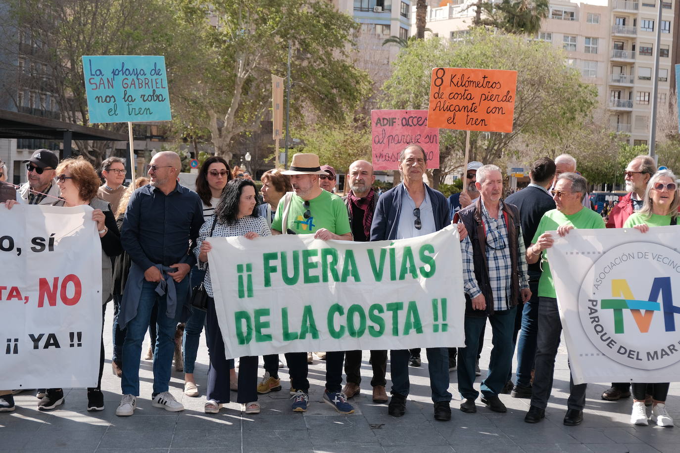 Los vecinos de San Gabriel reclaman la Variante de Torrellano frente a la Subdelegación
