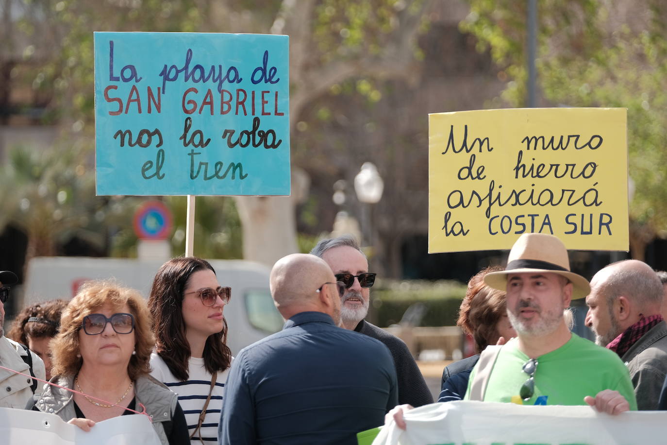 Los vecinos de San Gabriel reclaman la Variante de Torrellano frente a la Subdelegación