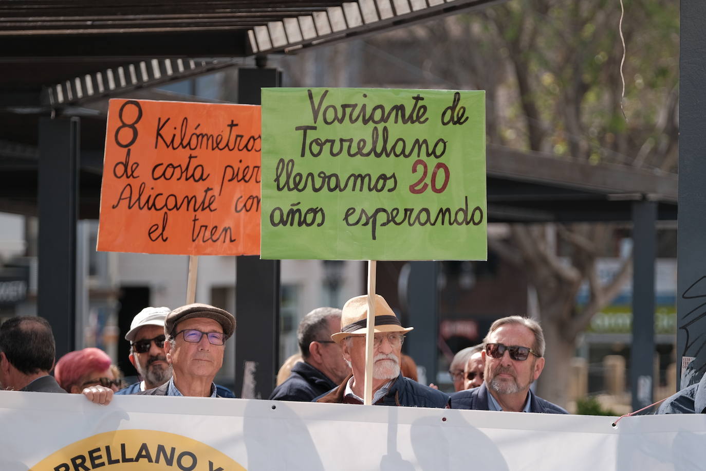 Los vecinos de San Gabriel reclaman la Variante de Torrellano frente a la Subdelegación