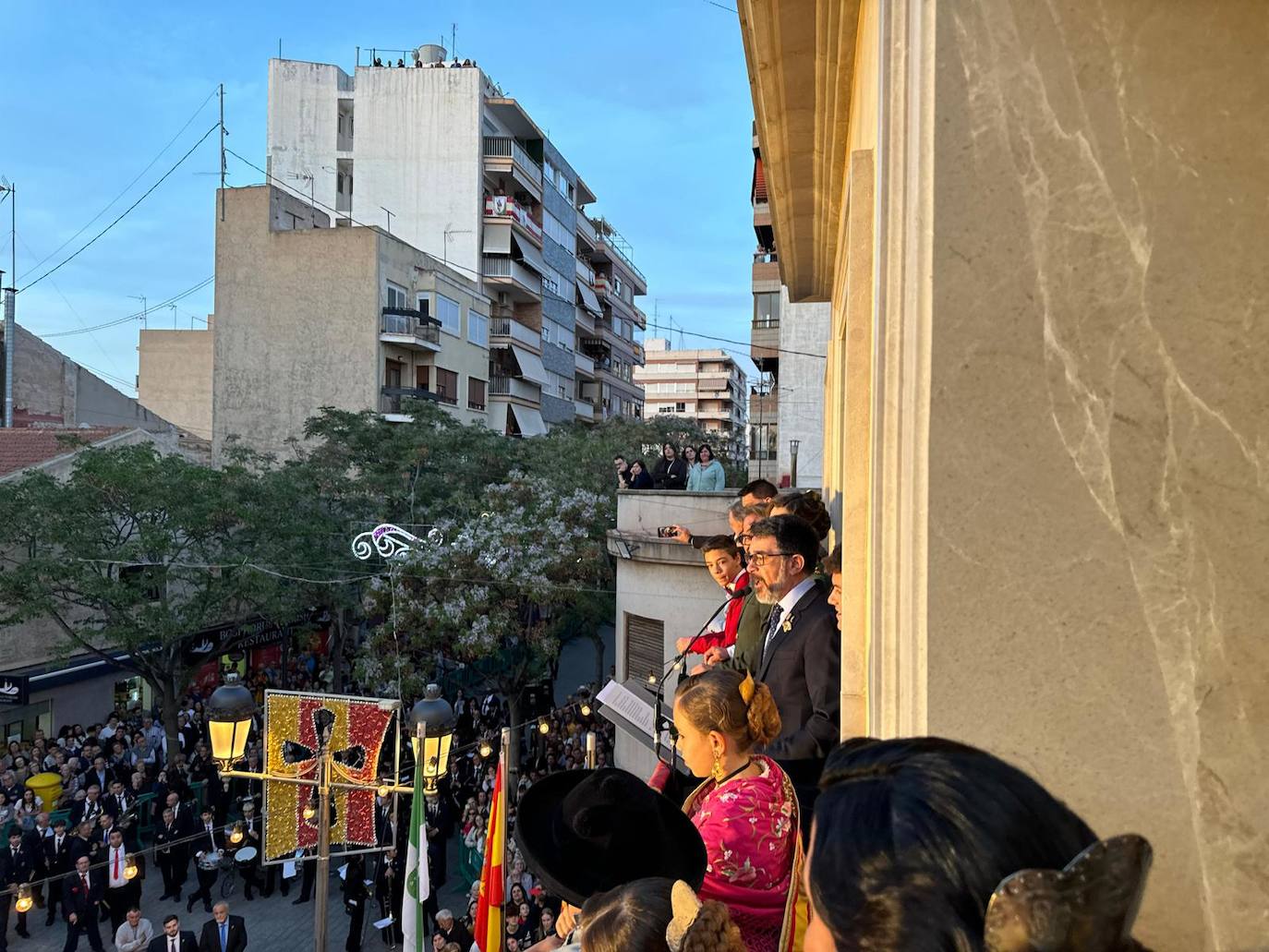 Centenares de vecinos han arropado el inicio oficial de las fiestas.