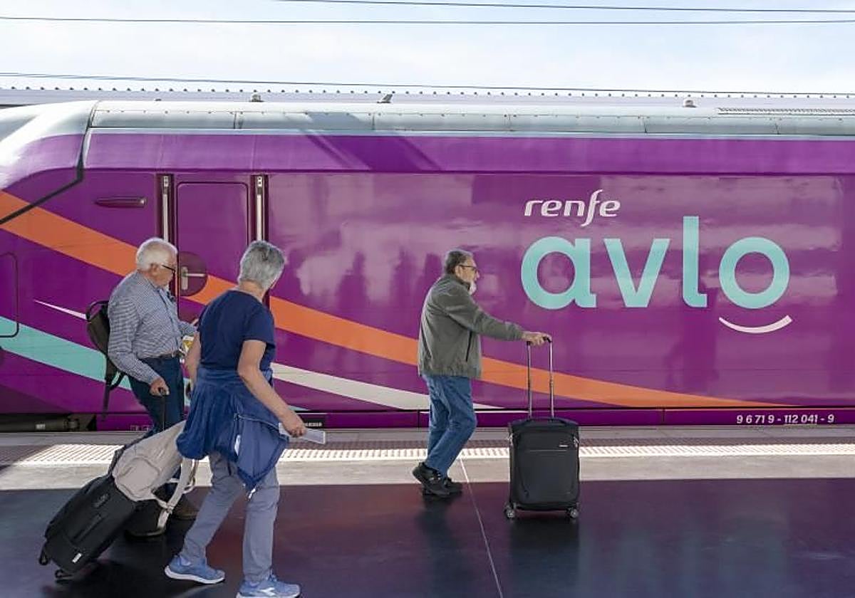 Pasajeros camino del Avlo, en la estación de Alicante.