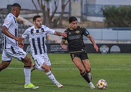 Cristo Romero conduce la pelota ante Moyita en el encuentro de este sábado ante el Castellón.