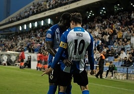 Nico Espinosa y Marcos Mendes celebran el gol de penalti anotado por el alicantino.