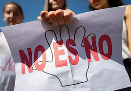 Una mujer sostiene un papel con el lema 'no es no' durante una manifestación.