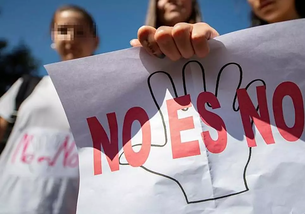 Una mujer sostiene un papel con el lema 'no es no' durante una manifestación.