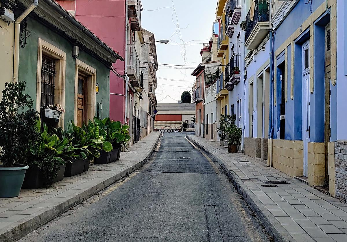 La calle Madrid con las antiguas escuelas a la izquierda.