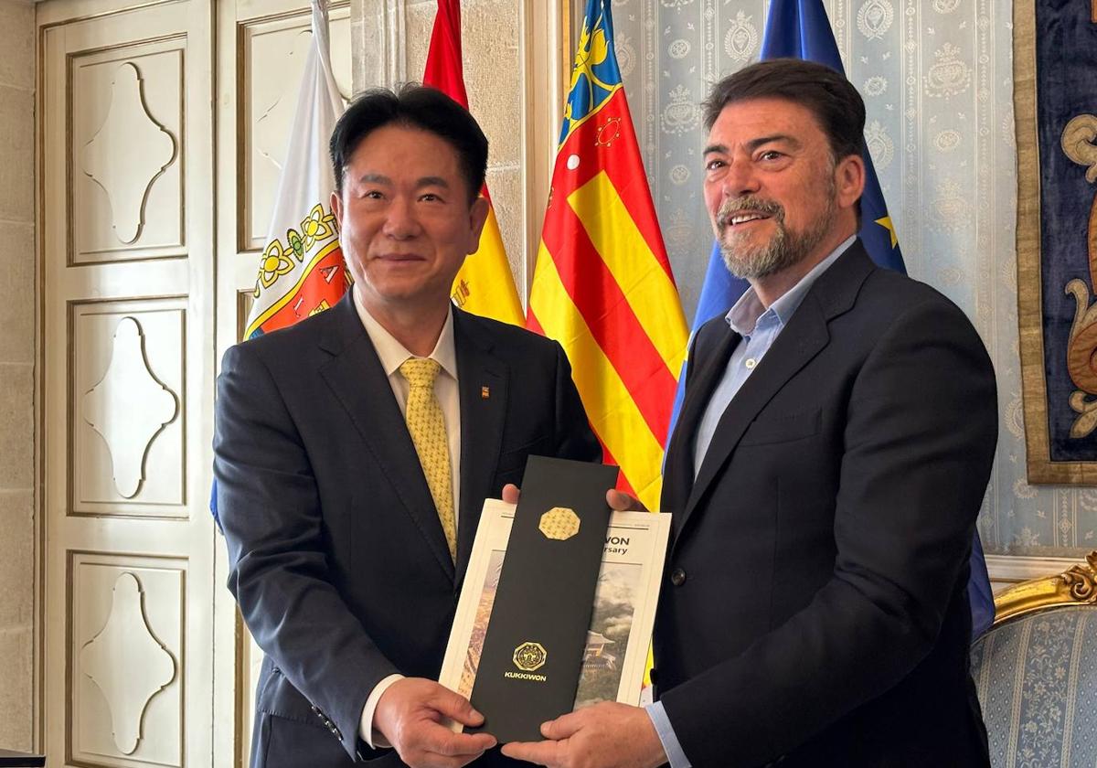 El alcalde Luis Barcala con el presidente del equipo coreano de exhibición de taekwondo, Lee Dong.