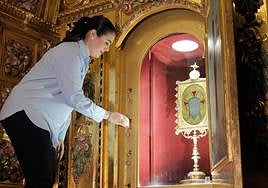 La concejal de Cultura, Nayma Beldjilali, abre con su llave una de las cerraduras de la hornacina donde se guarda la reliquia.