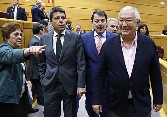 El presidente de la Generalitat Valenciana, Carlos Mazón; junto con Mañueco (Castilla y León) y el portavoz popular en el Senado, Javier Arenas.