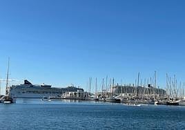 Los dos cruceros, atracados en el puerto de Alicante.