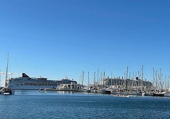 Los dos cruceros, atracados en el puerto de Alicante.