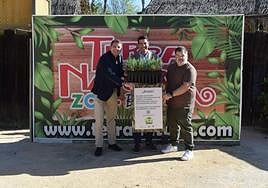 Perea y Aguilar con algunos de los ejemplares que plantarán en el monte Orgegia.