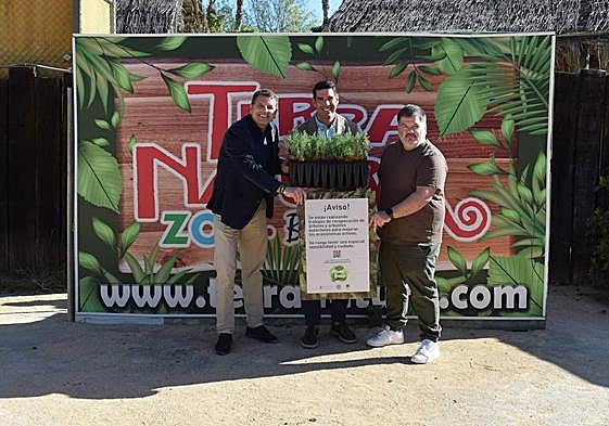 Perea y Aguilar con algunos de los ejemplares que plantarán en el monte Orgegia.