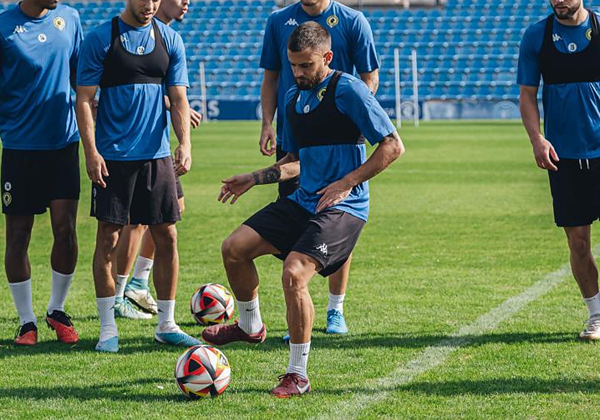 Artiles golpea con la derecha en un entrenamiento de esta temporada.