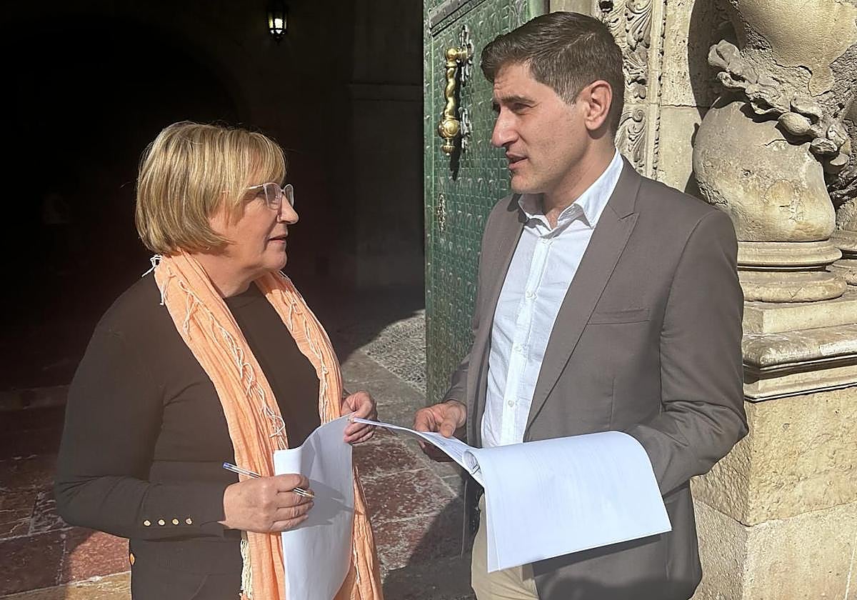 La portavoz socialista, Ana Barceló, con el concejal Raúl Ruiz.