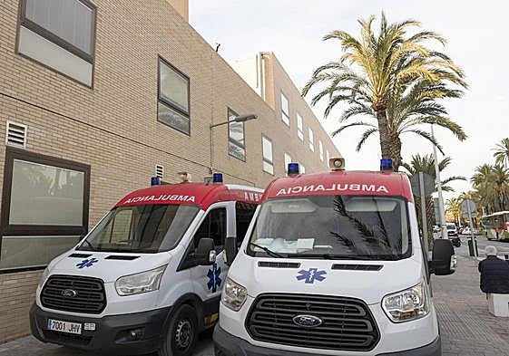 Ambulancias en las inmediaciones de un centro hospitalario de Alicante.