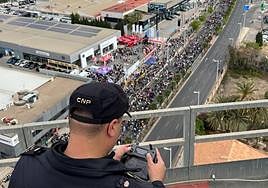 Agente policial controla por dron desde las alturas a los romeros, este jueves en Alicante.