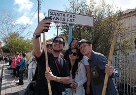 Un grupo de extranjeros peregrina a la Santa Faz.