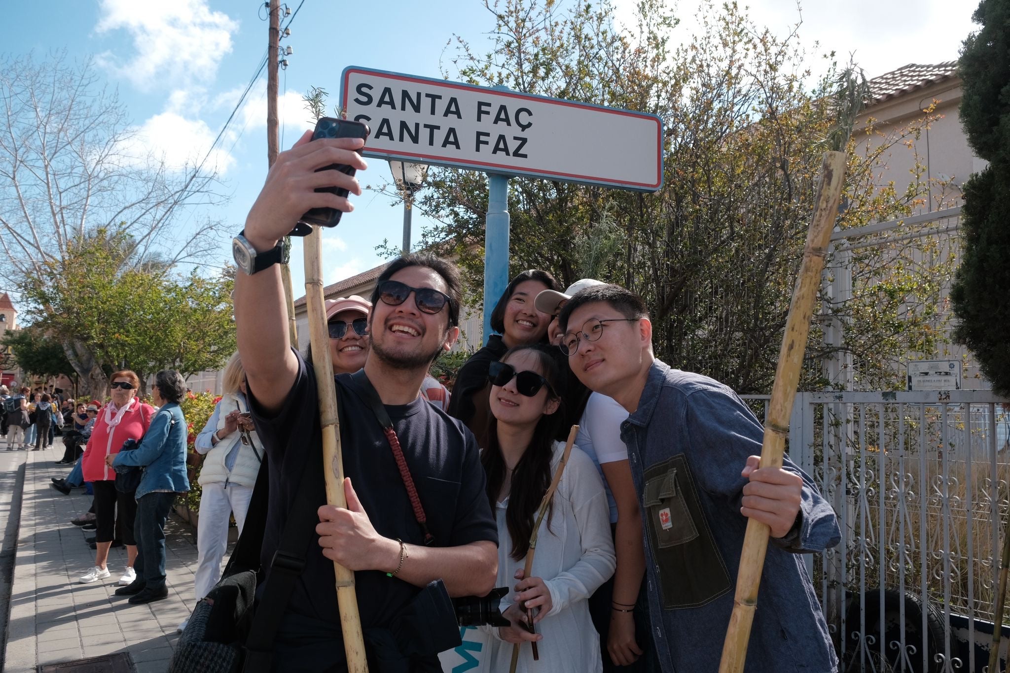 Un grupo de extranjeros peregrina a la Santa Faz.