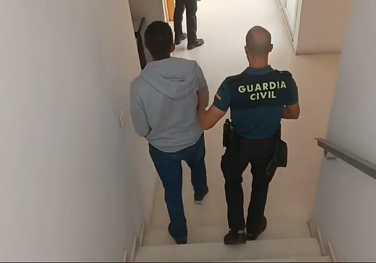 La Guardia Civil custodia al detenido por intentar matar a puñaladas a su pareja en Albatera.