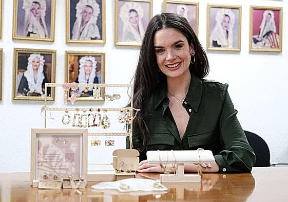 Belén Mora con sus 'Adelitas', joyas de creación propia.