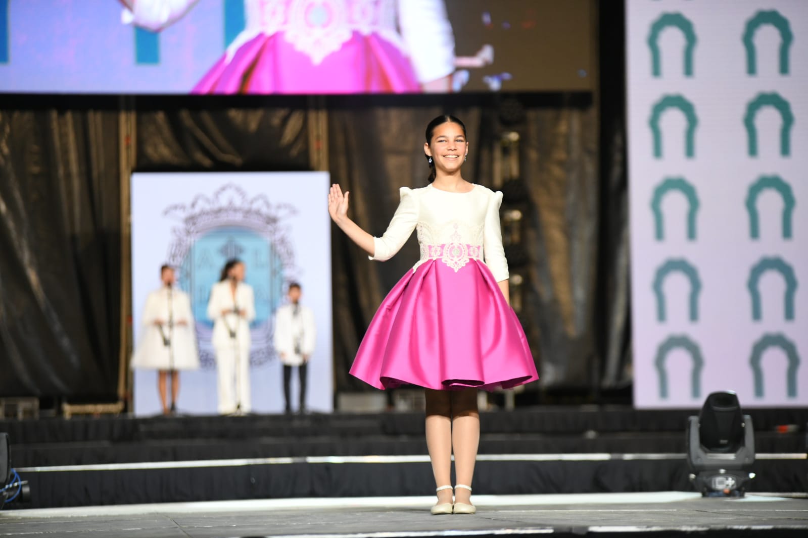 Las 87 candidatas desfilan vestidas de gala en la elección de la bellea del foc infantil de Alicante