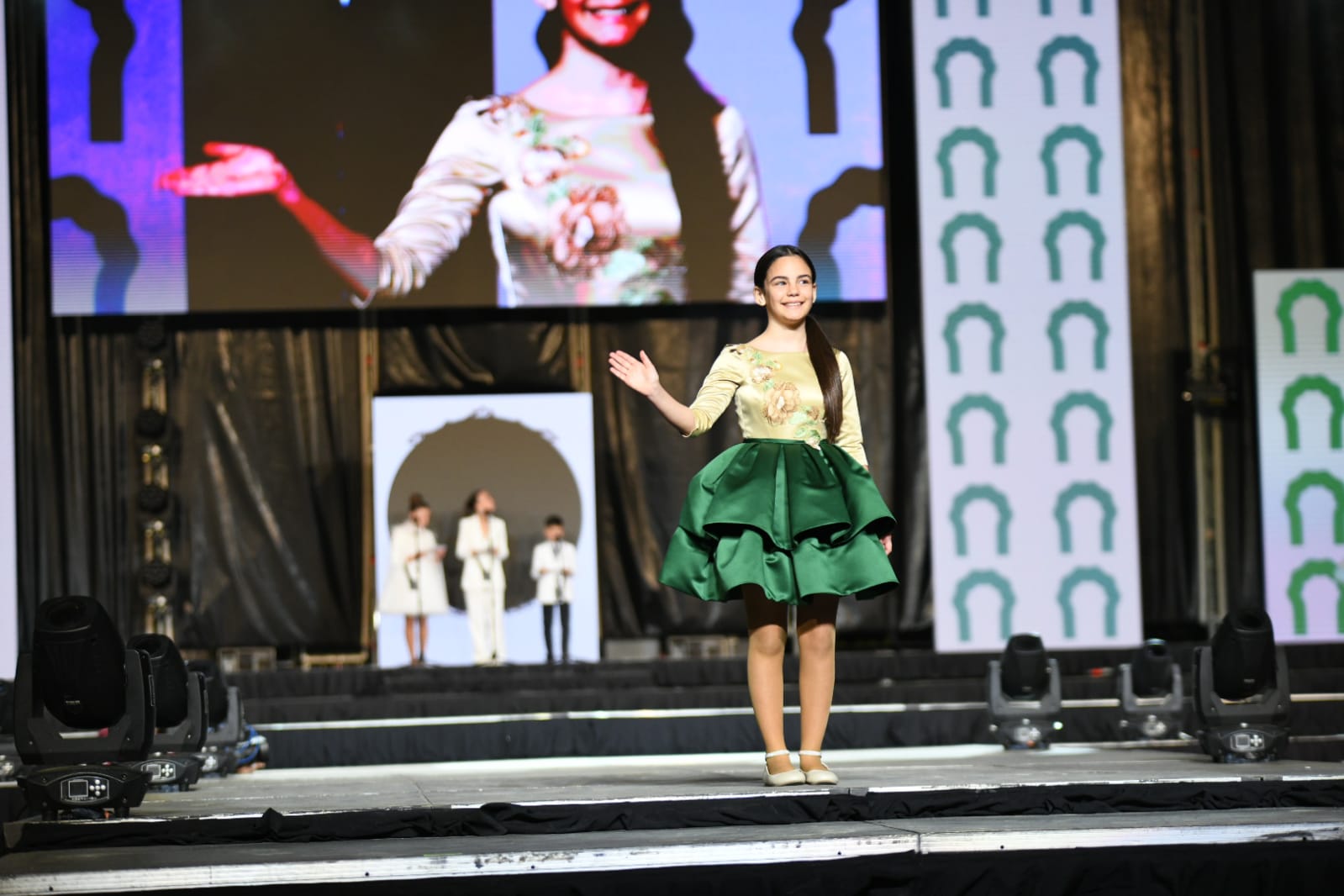 Las 87 candidatas desfilan vestidas de gala en la elección de la bellea del foc infantil de Alicante