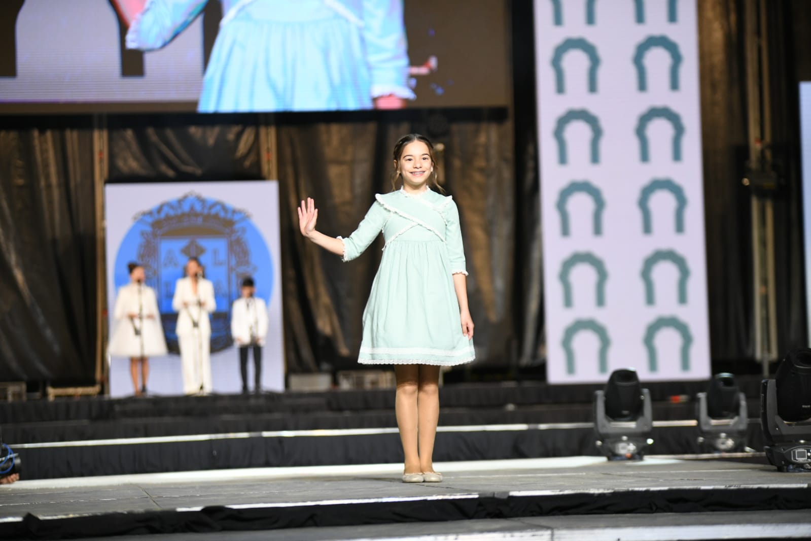 Las 87 candidatas desfilan vestidas de gala en la elección de la bellea del foc infantil de Alicante