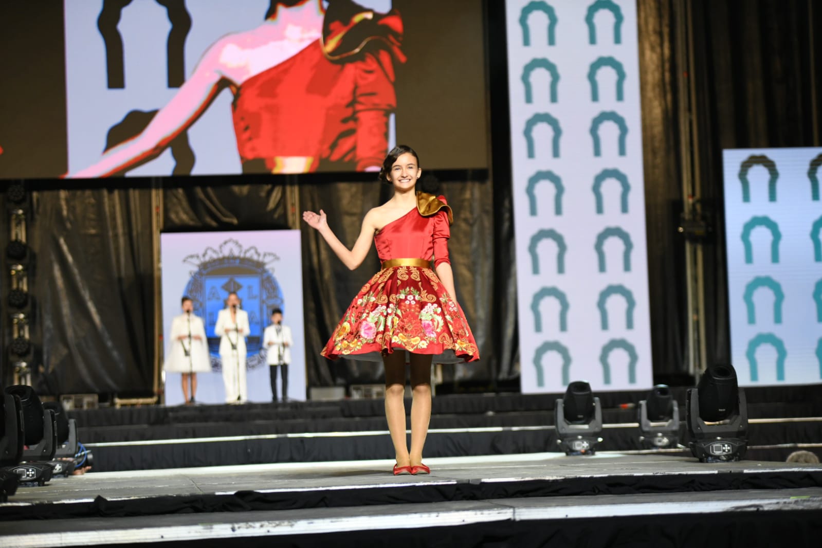 Las 87 candidatas desfilan vestidas de gala en la elección de la bellea del foc infantil de Alicante