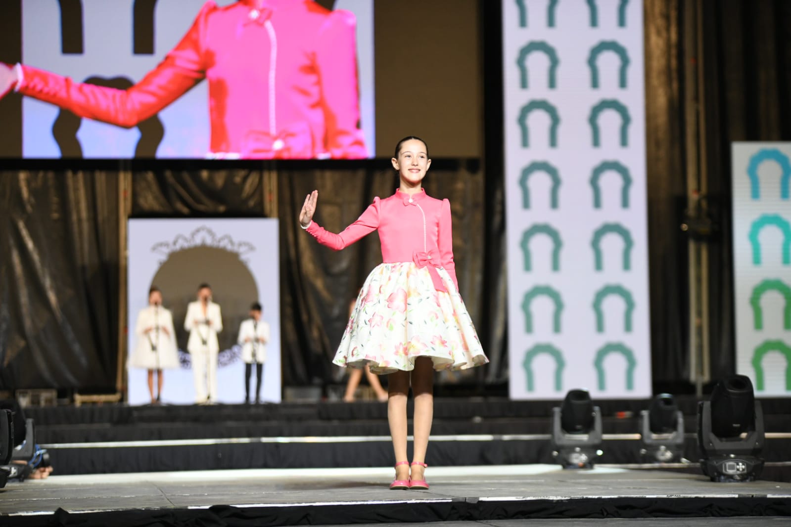 Las 87 candidatas desfilan vestidas de gala en la elección de la bellea del foc infantil de Alicante