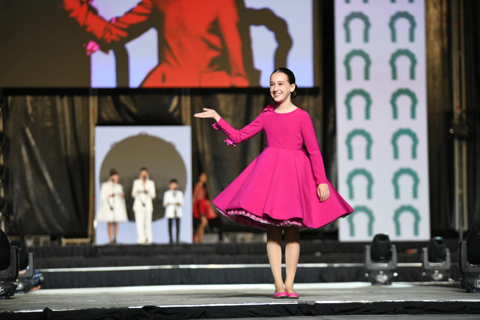 Las 87 candidatas desfilan vestidas de gala en la elección de la bellea del foc infantil de Alicante