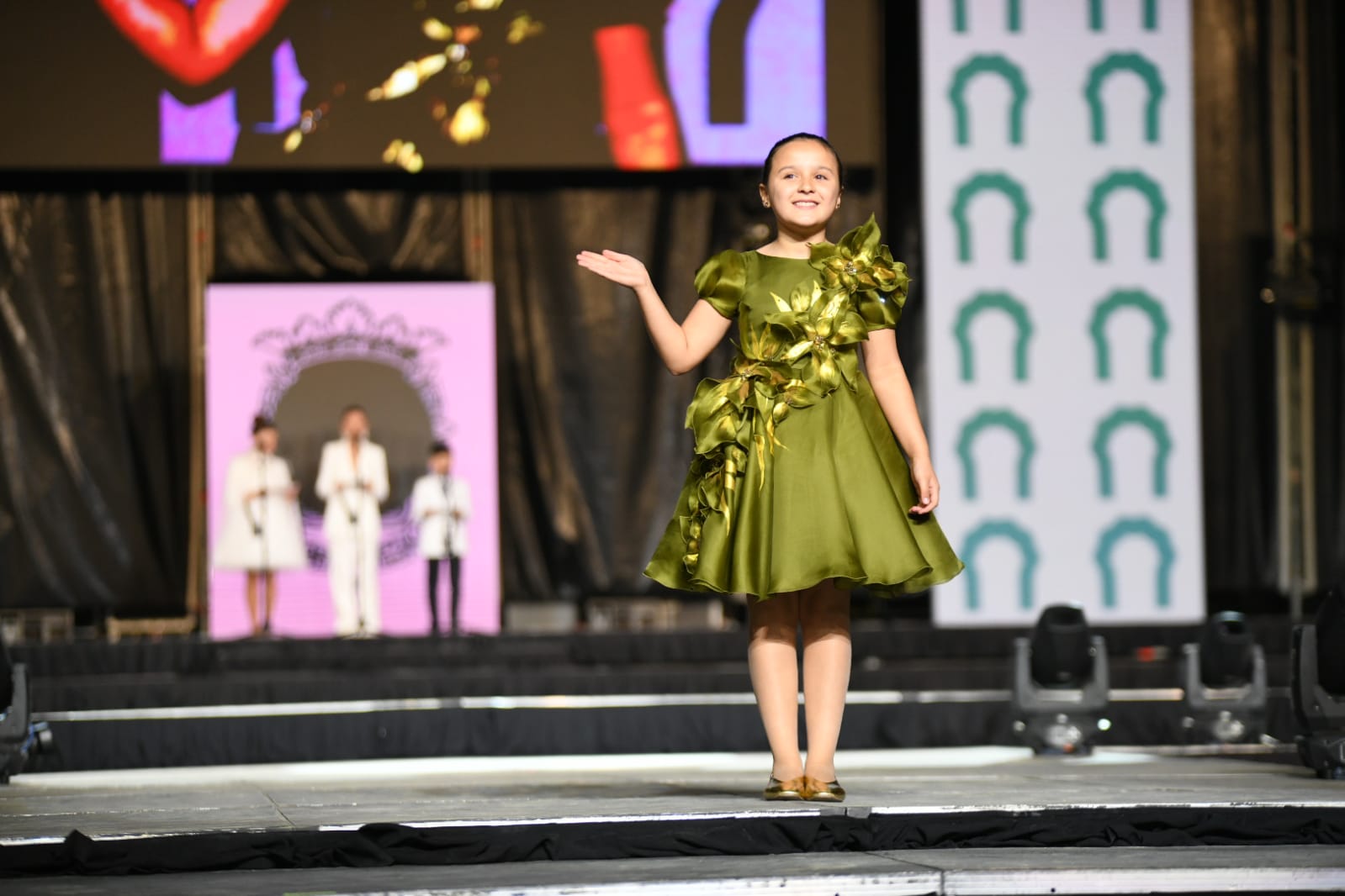 Las 87 candidatas desfilan vestidas de gala en la elección de la bellea del foc infantil de Alicante