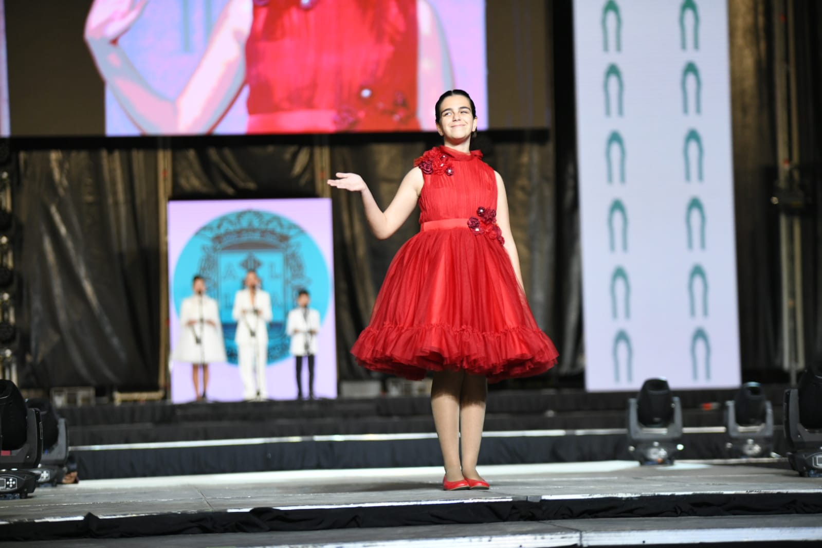 Las 87 candidatas desfilan vestidas de gala en la elección de la bellea del foc infantil de Alicante