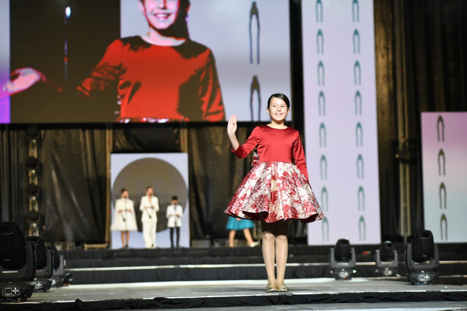 Las 87 candidatas desfilan vestidas de gala en la elección de la bellea del foc infantil de Alicante