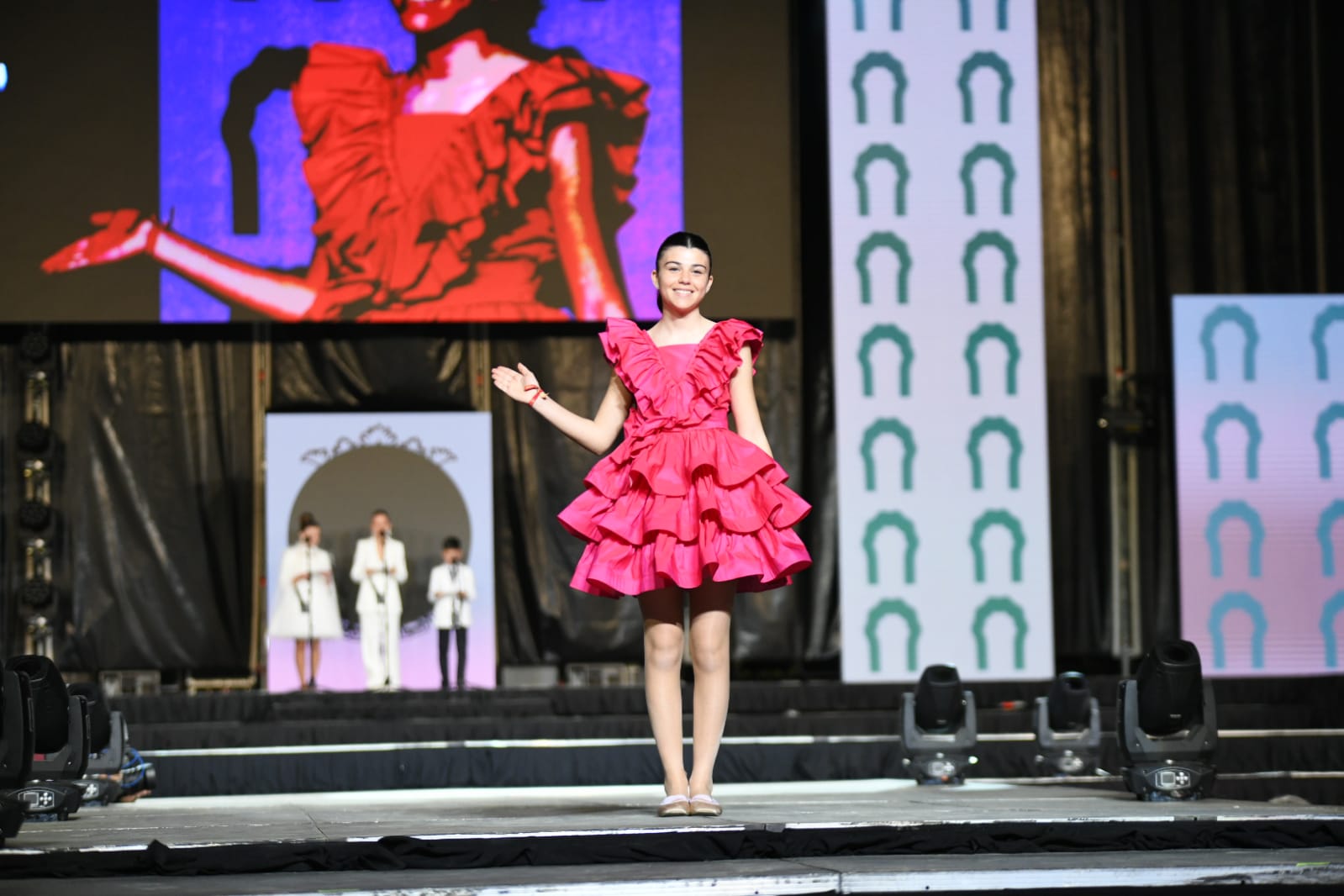 Las 87 candidatas desfilan vestidas de gala en la elección de la bellea del foc infantil de Alicante