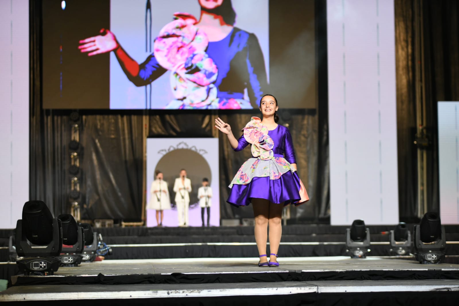 Las 87 candidatas desfilan vestidas de gala en la elección de la bellea del foc infantil de Alicante