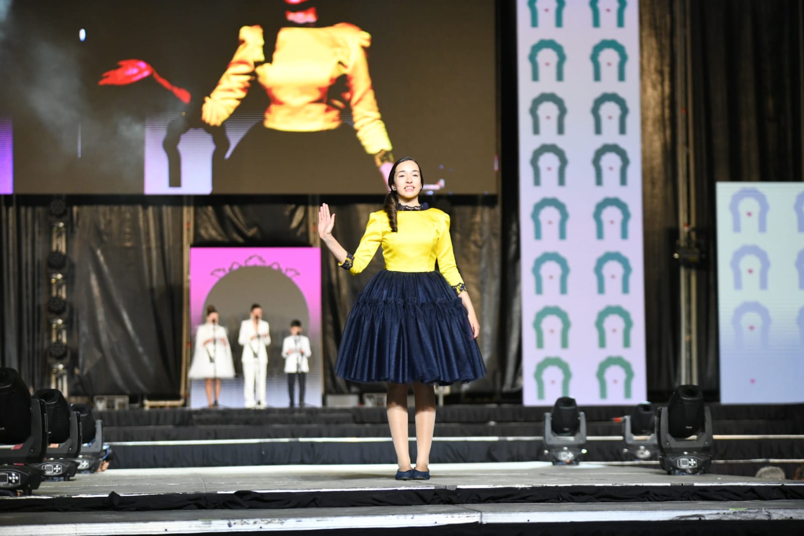 Las 87 candidatas desfilan vestidas de gala en la elección de la bellea del foc infantil de Alicante