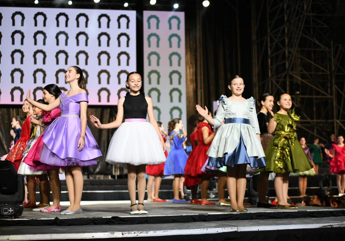 Las 87 candidatas desfilan vestidas de gala en la elección de la bellea del foc infantil de Alicante