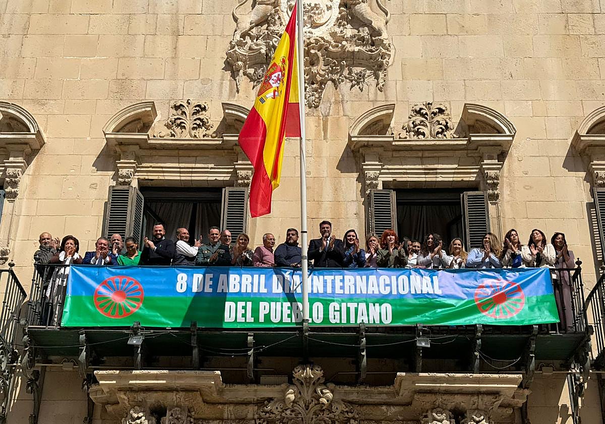 Despliegue de la pancarta en el balcón del Ayuntamiento.